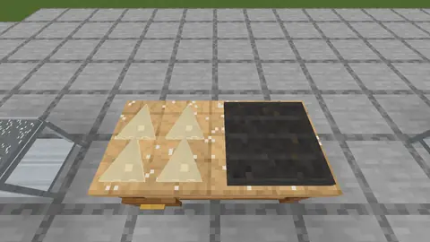 Découpée en triangles à la roulette.
